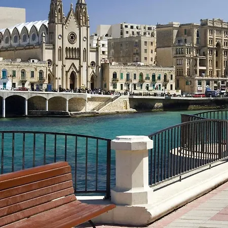Splendid 2br Apartment, Steps To St Georges Bay Appartement