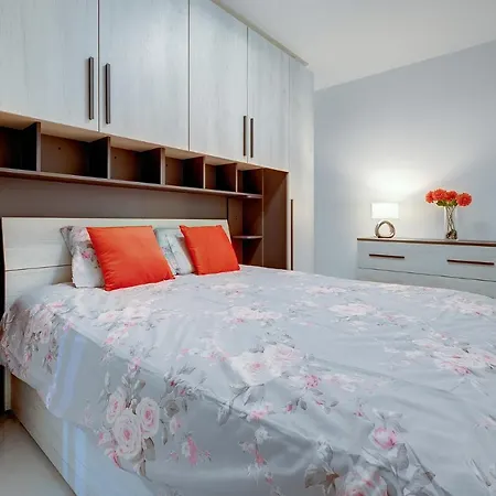 Splendid 2br Apartment, Steps To St Georges Bay