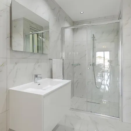 Splendid 2br Apartment, Steps To St Georges Bay Apartment