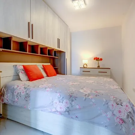 Appartement Splendid 2br Apartment, Steps To St Georges Bay San Ġiljan