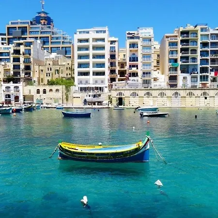 Splendid 2br Apartment, Steps To St Georges Bay Appartement