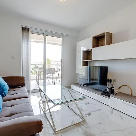 Splendid 2br Apartment, Steps To St Georges Bay *