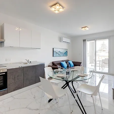 Splendid 2br Apartment, Steps To St Georges Bay Appartement