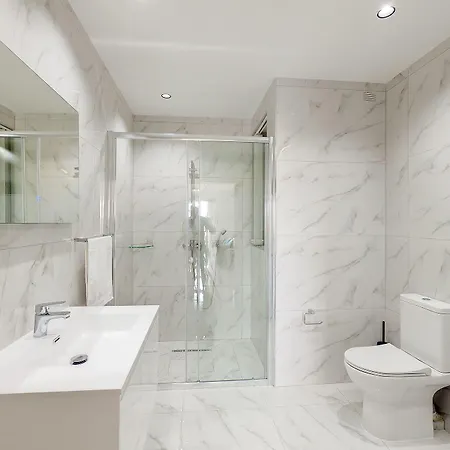 Splendid 2br Apartment, Steps To St Georges Bay Appartement