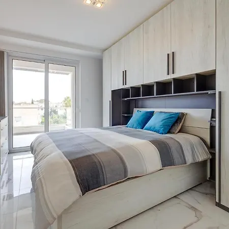 Splendid 2br Apartment, Steps To St Georges Bay * San Giuliano