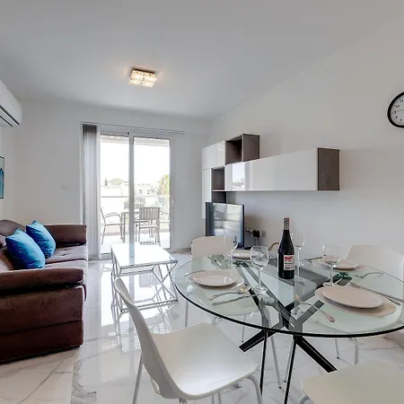 Splendid 2br Apartment, Steps To St Georges Bay * Saint Julian's