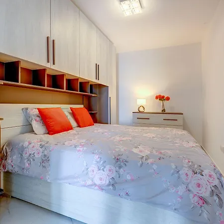 Splendid 2br Apartment, Steps To St Georges Bay Apartamento St. Julian's